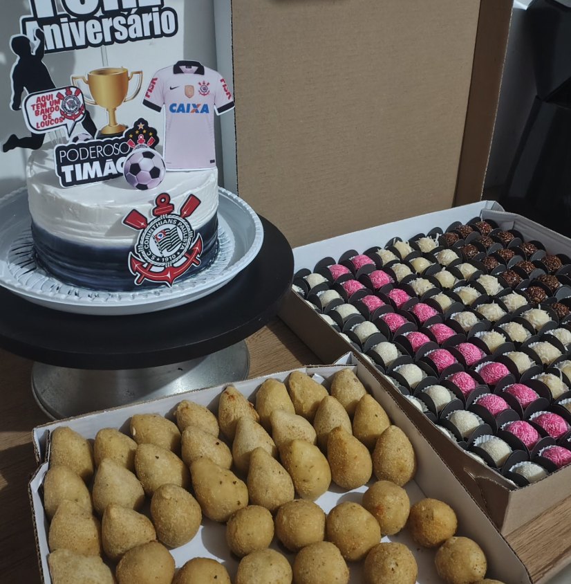 Bolo do Corinthians com coxinhas e brigadeiros