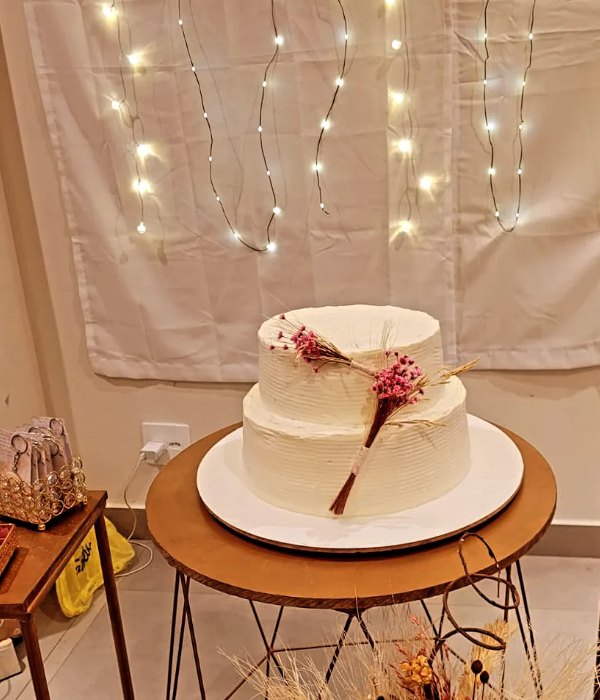 Bolo de dois andares com flores secas