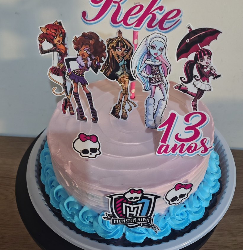 Bolo rosa com bicos azuis e topo personalizado